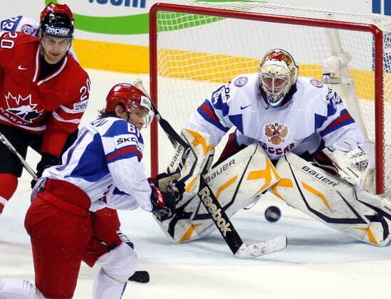 EISHOCKEY - IIHF WM 2011, CAN vs RUS BRATISLAVA,SLOWAKEI,12.MAI.11 - DIVERS, EISHOCKEY - IIHF Weltmeisterschaft, Laenderspiel, Viertelfinale, Kanada vs Russland. Bild zeigt John Tavares (CAN), Maxim Afinogenov und Konstantin Barulin (RUS) . 