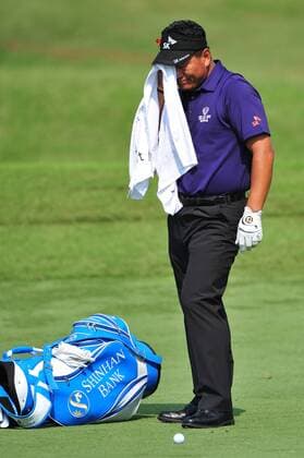 K.J. Choi (South Korea) wipes sweat from his face with a towel while waiting to hit a shot from the 16th fairway during the first round of The Players Championship Thursday May 12, 2011 on the Stadium Course at TPC Sawgrass in Ponte Vedra Beach, Florida. ---  JAX2011051213 o0 Erschöpfung Südkorea KJ Kyoung Ju