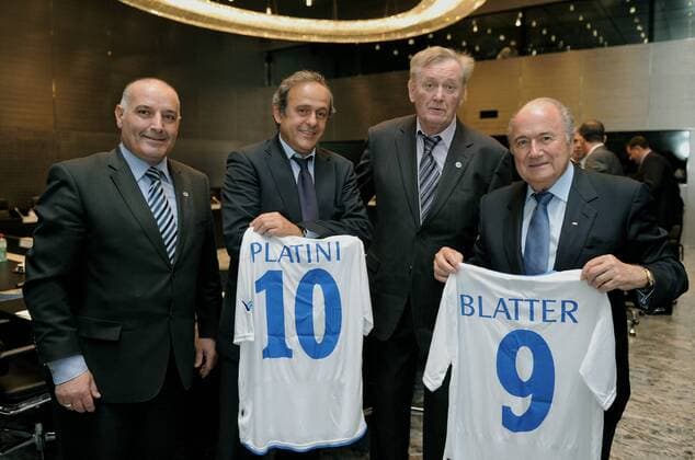 Fussball International 12.05.2011 FIFA UEFA joint meeting with the FFBH Normalisation Committee FFBH Generalsekretaer Jasmin Bakovic, UEFA Präsident Michel Platini (FRA), FFBH Chairman Ivica Osim (Bosnien Herzegowina) und FIFA Präsident Joseph S. Blatter (v.li, SUI) mit Nationaltrikots von Bosnien und Herzegowina.  o0 Sepp Funktionär Objekte