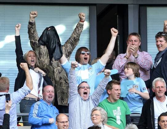 Manchester City fan Liam Gallagher (C) with Son Gene celebrates his teams opening goal -- EON FA Cup Final Manchester City (blue) v Stoke City (red white) 14th May, 2011 EDITORIAL USE ONLY. No use with unauthorised audio, video, data, fixture lists, club league logos or live services. Online in-match use limited to 120 images, no video emulation. No use in betting, games or single club league player publications. o0 Zuschauer Ehrentribüne Edelfan people Sohn Kind Familie privat