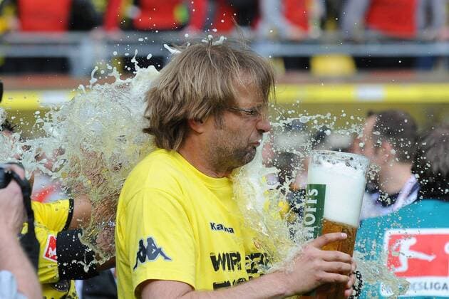 Fußball, Borussia Dortmund, Deutscher Meister 2011 14.05.2011, Dortmund, Fussball, 1. Bundesliga, Borussia Dortmund - Trainer Jürgen Klopp (Dortmund) in der Bierdusche. o0 Bier