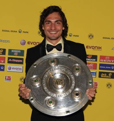 Fußball, Borussia Dortmund, Deutscher Meister 2011 14-05-2011, Fussball, 1. Bundesliga, Saison 2010 2011 BVB Borussia Dortmund Meisterfeier Deutscher Meister 2011 im Dortmunder U, Mats Hummels mit Meisterschale o0 Objekte Pokal Trophäe Schale Meisterschale