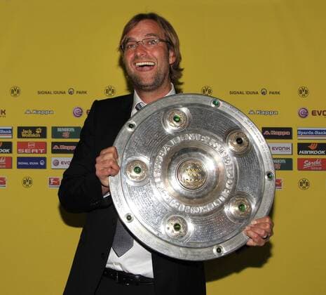 FUSSBALL 1. BUNDESLIGA SAISON 2010 2011 34. Spieltag 14.05.2011 Meisterfeier Borussia Dortmund Trainer Juergen Klopp mit Meisterschale  o0 Objekte Pokal Trophäe Schale Meisterschale
