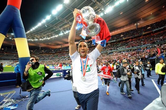 Finale Coupe de France: OSC Lille, 14.05.2011; OSC Lille feiert den Gewinn des Coupe de France 2010 2011 - Adil RAMI - xAnthonyxBibardxFEPx  o0 Jubel, Freude Sieger Pokal, Trophäe Objekte