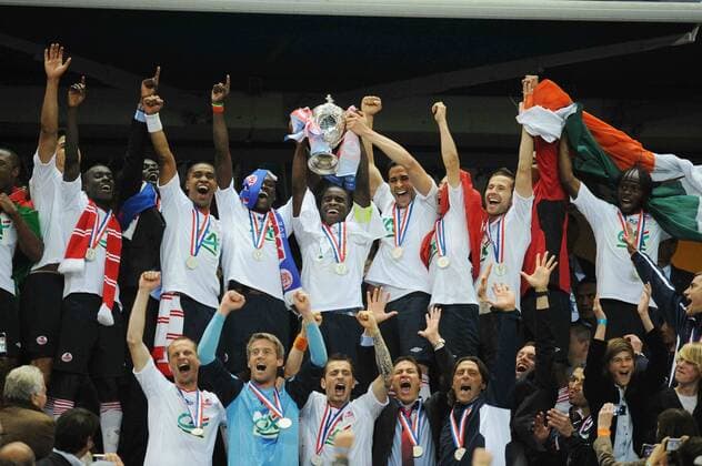 Finale Coupe de France: OSC Lille, 14.05.2011; OSC Lille feiert den Gewinn des Coupe de France 2010 2011 - Rio MAVUBA (Mitte) mit Pokal - xNxLeGouicxFEPx  o0 Jubel, Freude Sieger Pokal, Trophäe Objekte totale