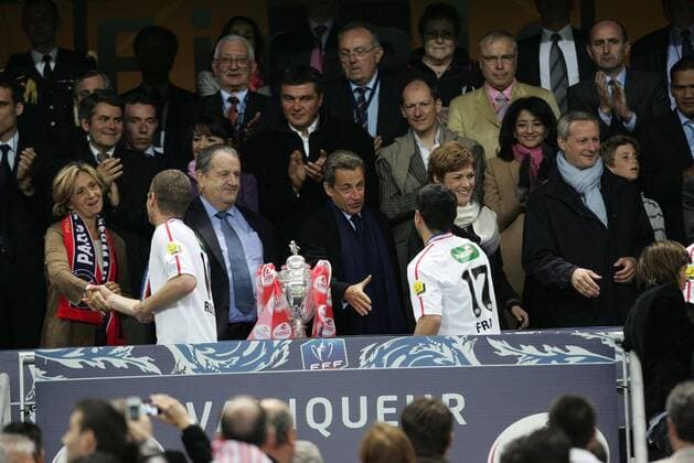 Finale Coupe de France: OSC Lille, 14.05.2011; OSC Lille feiert den Gewinn des Coupe de France 2010 2011 - Bildungsministerin Valerie Pecresse (FRA, L) FFF Interimspräsident Fernand Duchaussoy (FRA, 2.L) Präsident Nicolas Sarkozy (FRA, Mitte) Pierre Alain Frau (Lille) Sportministerin Chantal Jouenno (FRA) - xGwendolinexLeGoffx  o0 Jubel, Freude Sieger Pokal, Trophäe Objekte people Politik