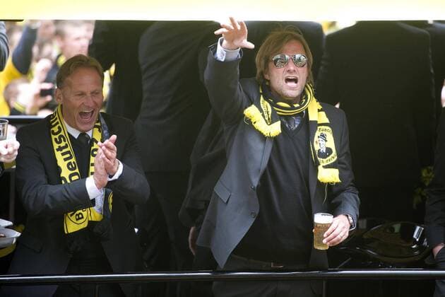 Hans-Joachim WATZKE (li., Vorsitzender Geschaeftsfuehrer DO) und Trainer Juergen KLOPP (BVB) singen und jubeln auf dem Umzugswagen, Jubel, jubeln, Freude, cheers, Geste, Gestik, halbe Figur, Halbfigur, Querformat, Fussball 1. Bundesliga, BV Borussia Dortmund (BVB) - Meisterfeier, am 15.05.2011 in Dortmund, saison1011