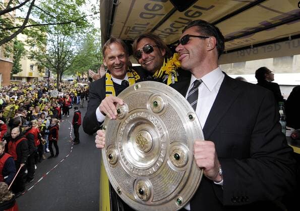 Fußball,Fussball, 15.05.2011 1.Bundesliga, Saison 2010 2011 BVB Borussia Dortmund , Meister-Corso Geschäftsführer Hans Joachim WATZKE, Trainer Jürgen KLOPP und Manager Michael ZORC mit Meisterschale o0 Freude Jubel Objekte Pokal Trophäe Schale Funktionär