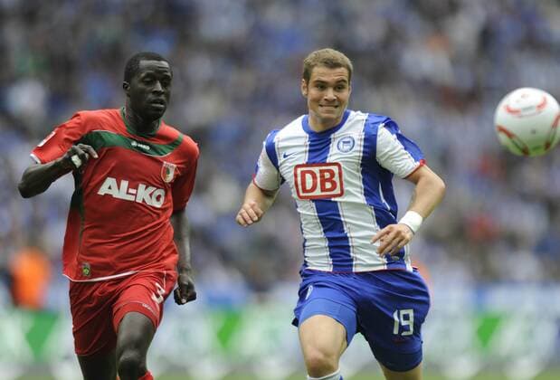 Gibril SANKOH (li., Augsburg) und Pierre-Michel LASOGGA (re., Hertha), Zweikampf, Fussball 2. Bundesliga, Hertha BSC - FC Augsburg, am 15.05.2011 in Berlin Deutschland, liga2&spieltag34&saison1011