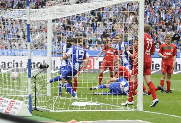 Pierre-Michel LASOGGA (li., Hertha) erzielt das Tor zum 1:0, Fussball 2. Bundesliga, Hertha BSC - FC Augsburg, am 15.05.2011 in Berlin Deutschland, liga2&spieltag34&saison1011
