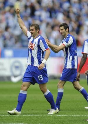 Pierre-Michel LASOGGA (li.) und Andre MIJATOVIC (re., Hertha), Torjubel, Fussball 2. Bundesliga, Hertha BSC - FC Augsburg, am 15.05.2011 in Berlin Deutschland, liga2&spieltag34&saison1011