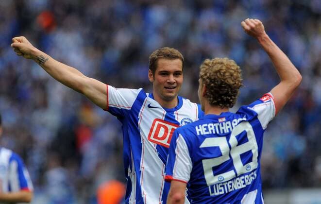 Fussball Berlin 15.05.2011 2. Bundesliga Saison 2010 2011 Hertha BSC Berlin - FC Augsburg Torjubel nach dem 1:0 durch Pierre-Michel Lasogga (Hertha BSC, No.19) Fabian Lustenberger (Hertha BSC, No.28)