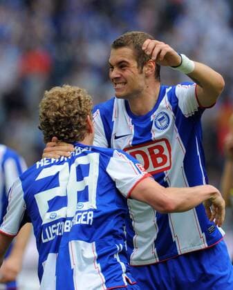 Fussball Berlin 15.05.2011 2. Bundesliga Saison 2010 2011 Hertha BSC Berlin - FC Augsburg Torjubel nach dem 1:0 durch Pierre-Michel Lasogga (Hertha BSC, No.19) Fabian Lustenberger (Hertha BSC, No.28)