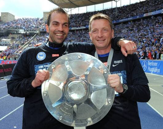 Fussball 2 Bundesliga Herren Berlin 15.05.2011 Olympiastadion Hertha BSC geg FC Augsburg 2:1 Markus BABBEL Trainer BSC Rainer WIDMAYER Co Trainer BSC o0 Schale Meisterschale Trophäe Pokal Objekte
