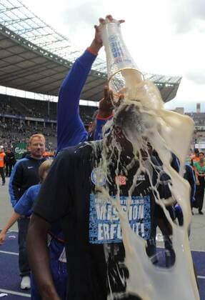 Fussball 2 Bundesliga Herren Berlin 15.05.2011 Olympiastadion Hertha BSC geg FC Augsburg 2:1 bierdusche von RONNY 12 BSC fuer Adrian RAMOS 9 BSC o0 Bier Glas Bierglas