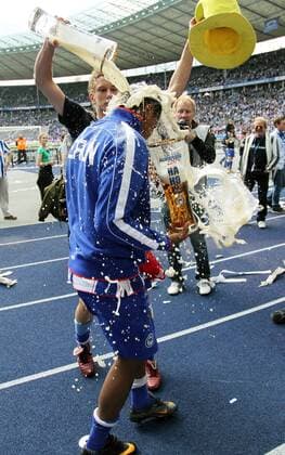 Hertha BSC ist Zweiligameister Fabian Lustenberger, Ronny Bierdusche Aktion 15.05.2011 Hertha BSC Berlin - FC Augsburg Fußball Fussball Herren DFL Zweite Bundesliga Olympiastadion Saison 10 11 o0 Bier Glas Bierglas