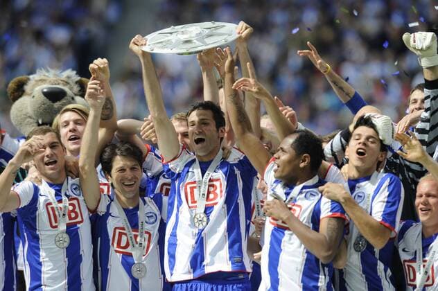 Hertha-Kapitaen Andre MIJATOVIC (mi.) steckt die Meisterschale, Jubel, Fussball 2. Bundesliga, Hertha BSC - FC Augsburg, am 15.05.2011 in Berlin Deutschland, o0 Schale Pokal Trophäe Objekte Siegerehrung
