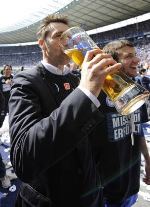 Manager Michael PREETZ (Hertha) trinkt Bier, Fussball 2. Bundesliga, Hertha BSC - FC Augsburg, am 15.05.2011 in Berlin Deutschland, o0 Glas Bierglas