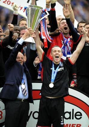 Football - Scottish Premier League - Kilmarnock FC vs. Glasgow Rangers, let the party start, Walter Smith (Rangers coach) and captain David Weir (Rangers) at Rugby Park  o0 Pokal, Trophäe Objekte Jubel Siegerehrung