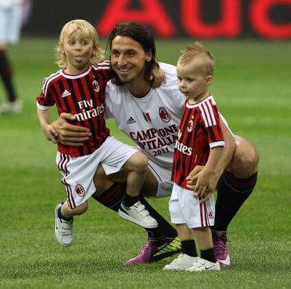 Zlatan Ibrahimovic seinen Söhnen Maximilian und Vincent - AC Mailand ist Italienischer Meister 2011 - PaoloxNucci o0 privat Familie Kind Sohn