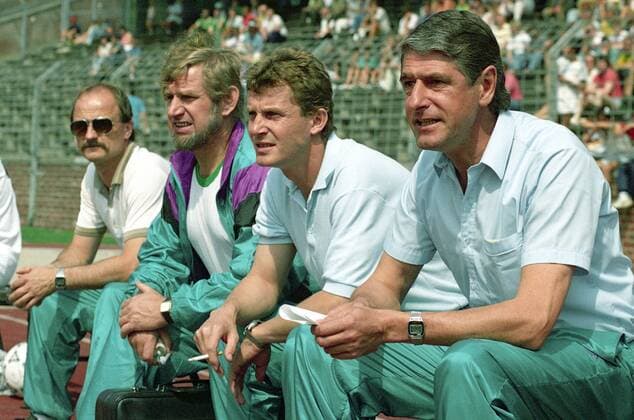 Trainerbank Grün Weiß Leipzig, re. Trainer Hans Bert Matoul - Aus Freundschaftsspiel Hannover 96 (Rot-Schwarz) gegen Grün-Weiß Leipzig am 21.07.1990 im Niedersachsenstadion Hannover 1991