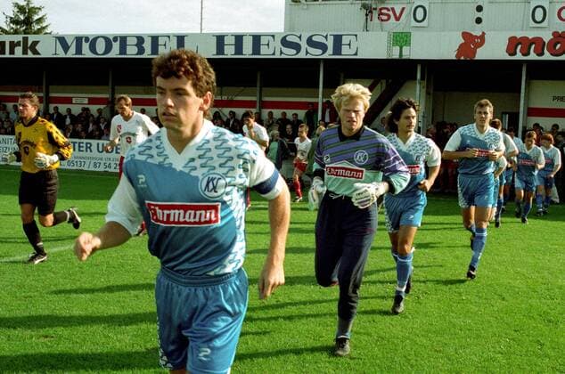 Einmarsch Karlsruher SC, v. li.: Lars Schmidt, Torwart Oliver Kahn, Dirk Schuster, Burkhard Reich - Aus DFB Pokal Saison 1993 1994 2. Runde TSV Havelse gegen den Karlsruher SC (KSC) 0:3 am 24.08.1993 Einmarsch, einlaufen, auflaufen