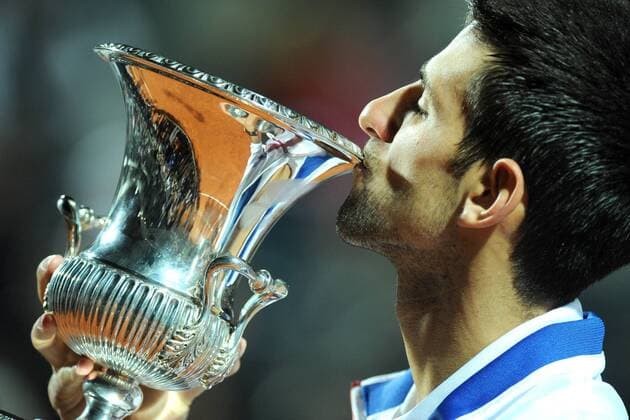 Novak Djokovic (SRB) gewinnt die Internazionali BNL d Italia dItalia, Foro Italico, Rom, 15 05 2011 AntoniettaXBaldassarre o0 Freude Jubel Sieg Finale Pokal Trophäe Objekte