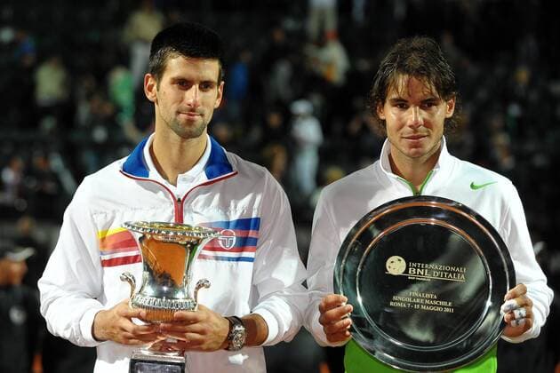 Novak Djokovic (SRB, L) gewinnt gegen Rafael Nadal (ESP) die Internazionali BNL d Italia dItalia, Foro Italico, Rom, 15 05 2011 andreaxstaccioli o0 Freude Jubel Sieg Finale Pokal Trophäe Objekte