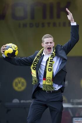 Sven BENDER (BVB) auf der Buehne, Jubel, jubeln, Freude, cheers, Geste, Gestik, Halbfigur, halbe Figur, Hochformat, Fussball 1. Bundesliga, Borussia Dortmund (BVB) - Meisterfeier nach dem Gewinn der Deutschen Meisterschaft 2010 2011, am 15.05.2011 in Dortmund, Emotionen Schrei o0 Jubel, Freude Sieg, Sieger
