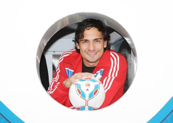 16.05.2011, 1. Bundesliga, Vorschau Saison 2011 2012 in Dortmund, Adidas stellt den neuen Bundesliga Spielball Torfabrik vor; Mats Hummels (BVB). DeFodi018 o0 Ball, Bälle, Spielgerät, Sportgerät, Equipment Ligaball Objekte Ausrüster Wirtschaft