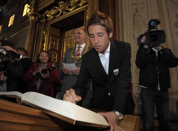 16.05.2011, Fussball 2.Bundesliga 2010 2011, FC Augsburg Aufstiegsfeier, Feier, Empfang im Goldenen Saal im Augsburger Rathaus. Hajime Hosogai (Augsburg) trägt sich ins goldene Buch der Stadt Augsburg ein. li: Bürgermeister Dr. Kurt Gribl. o0 Rathausempfang Ehrung Feier