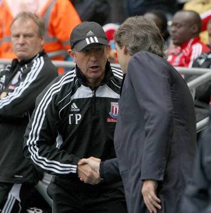 Football - Premier League - Manchester CIty vs. Stoke City Stoke s Coach, Tony Pulis and Roberto Mancini, Coach of Manchester City shake hands before off at the City of Manchester Stadium 