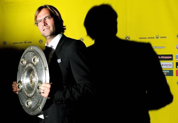 Fußball, Borussia Dortmund, Deutscher Meister 2011 Samstag 14.05.2011, Borussia Dortmund Meister-Bankett im Dortmunder U, Trainer Juergen Klopp (BVB) DeFodi018 o0 Schale Meisterschale Trophäe Pokal Objekte Schatten Schattenspiel