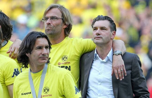 Fußball, Borussia Dortmund, Deutscher Meister 2011 Samstag 14.05.2011, 1. Bundesliga Saison 10 11 - 34. Spieltag in Dortmund, Borussia Dortmund - Eintracht Frankfurt 3:1, v.li.: Co Trainer Zeljko Buvac (vorn) Trainer Juergen Klopp (BVB) und Sportdirektor Michael Zorc (BVB) DeFodi001 o0 Siegerehrung Funktionär