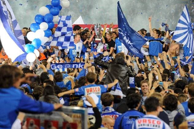 17.05.2011, Genk - Jupiler League 2010 2011 - Play Offs - KRC Genk - Belgiens Meister 2011 ---  o0 Siegerehrung Objekte Pokal Trophäe Totale Zuschauer Fans Ballon Luftballon