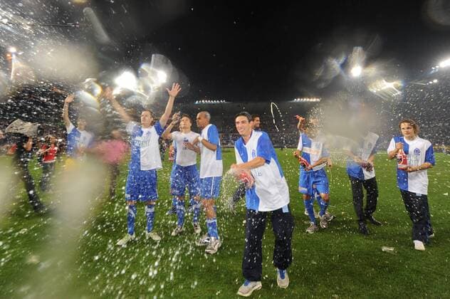 17.05.2011, Genk - Jupiler League 2010 2011 - Play Off Playoff - KRC Genk - Belgiens Meister 2011 --- Belgiens Meister 2011 ---  o0 Sekt Sektdusche Champagner Champagnerdusche