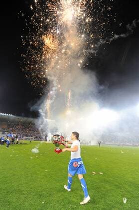 17.05.2011, Genk - Jupiler League 2010 2011 - Play Offs - KRC Genk - Belgiens Meister 2011 ---  o0 Objekte Pokal Trophäe Totale Feuerwerk Pyrotechnik