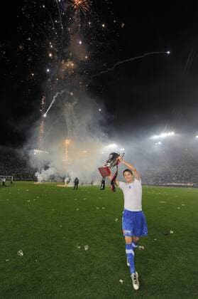 17.05.2011, Genk - Jupiler League 2010 2011 - Play Off Playoff - KRC Genk - Belgiens Meister 2011 ---  o0 Objekte Pokal Trophäe Totale Feuerwerk Pyrotechnik