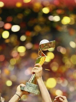 Fussball Frauen WM 2007 FINALE 30.09.2007 Frauen WM Pokal - Deutschland ist Weltmeister  o0 Sieg Objekte Pokal Trophäe Symbol Siegerehrung Körperteile Hand Arm