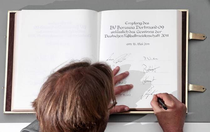 Fußball, Borussia Dortmund, Deutscher Meister 2011 Monatg 16.05.2011, Die Meistermannschaft von Borussia Dortmund trägt sich ins Goldene Buch der Stadt Dortmund ein - Trainer Juergen Klopp (BVB) trägt sich ins Goldene Buch ein DeFodi001