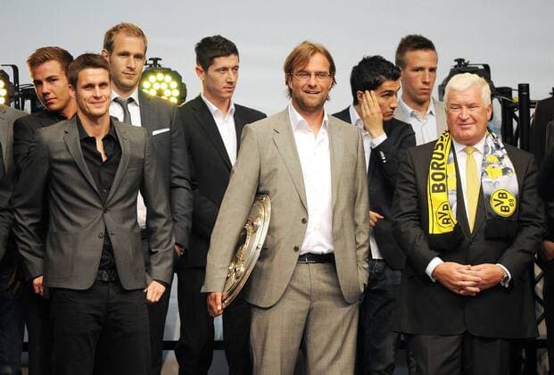 Fußball, Borussia Dortmund, Deutscher Meister 2011 Essen, 16.05.2011 - Die Meistermannschaft von Borussia Dortmund ist zu Gast beim Hauptsponsor Evonik in Essen, Trainer Juergen Klopp (BVB, Mitte) mit Dr. Klaus Engel (Vorsitzender des Vorstandes der Evonik Industries AG GER, R) - DeFodi018
