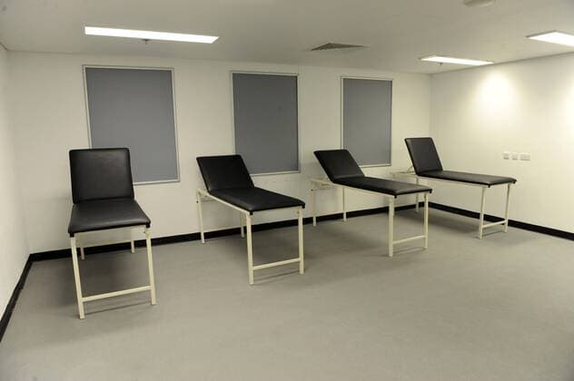 Liegen im Wellnessbereich : Wembley Stadion - 17.05.2011 - PLargo  o0 Physiotherapie Raum Liege Massageraum Wellness Wellnessbereich Leere