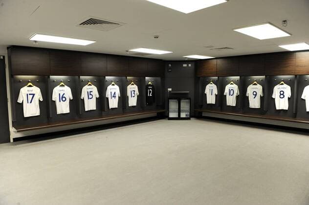 Umkleide mit englischen Nationaltrikots in der Umkleide : Wembley Stadion - 17.05.2011 - PLargo  o0 Umkleide Kabine Umkleidekabine Objekte Equipment Nationaltrikot Totale