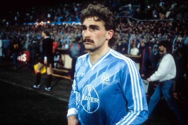 UEFA Cup Achtelfinale 1986 1987 - Hinspiel - Bayer 05 Uerdingen - FC Barcelona (Barca) 0:2 - Stefan Kuntz (Uerdingen) - DEUTSCHSPRACHIGE SPORTZEITSCHRIFTEN UND -ZEITUNGEN NUR NACH RÜCKSPRACHE Porträt