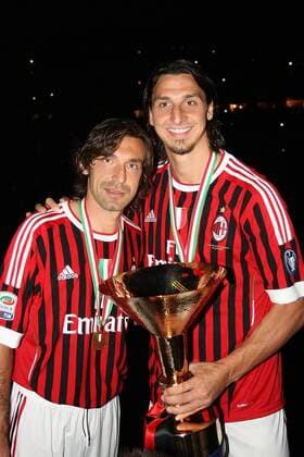 ANDREA PIRLO (L) und ZLATAN IBRAHIMOVIC - AC Mailand ist Italienischer Meister 2011 - o0 Pokal Trophäe Medaille