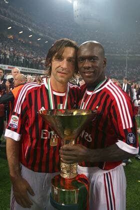 ANDREA PIRLO (L) und CLARENCE SEEDORF - AC Mailand ist Italienischer Meister 2011 - o0 Pokal Trophäe Medaille