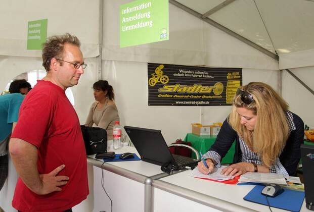 Radsport Cycling: Velothon 2011 in Berlin, Jedermaenner, Freizeitsport, Teilnehmer meldet sich an o0 Anmeldung Einschreibung