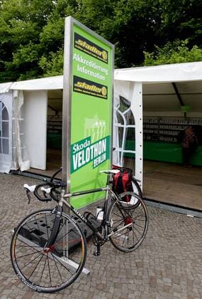 Radsport Cycling: Velothon 2011 in Berlin, Jedermaenner, Freizeitsport, Schild vor der Akkreditierung o0 Schriftzug Anmeldung