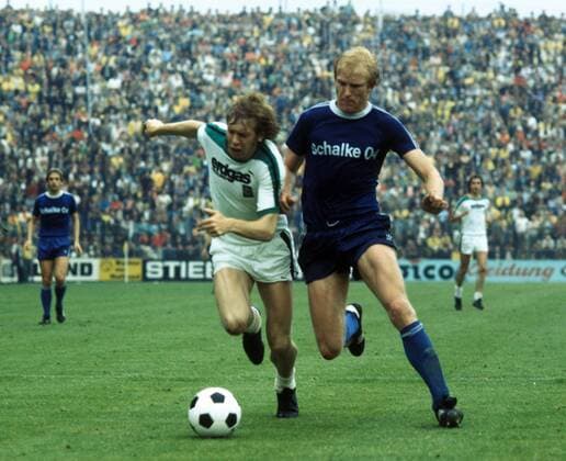 Henning Jensen (Gladbach, li.) gegen Rolf Rüssmann (Schalke) DEUTSCHSPRACHIGE SPORTZEITSCHRIFTEN UND -ZEITUNGEN NUR NACH RÜCKSPRACHE Aktion Duell
