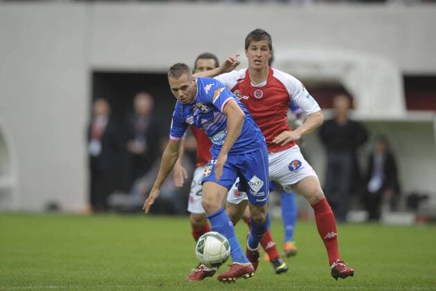 Stade Reims vs Evian Thonon Gaillard (TG FC) - Ligue 2 - 20.05.2011 - Duell - Kevin Berigaud - JBAutissier 